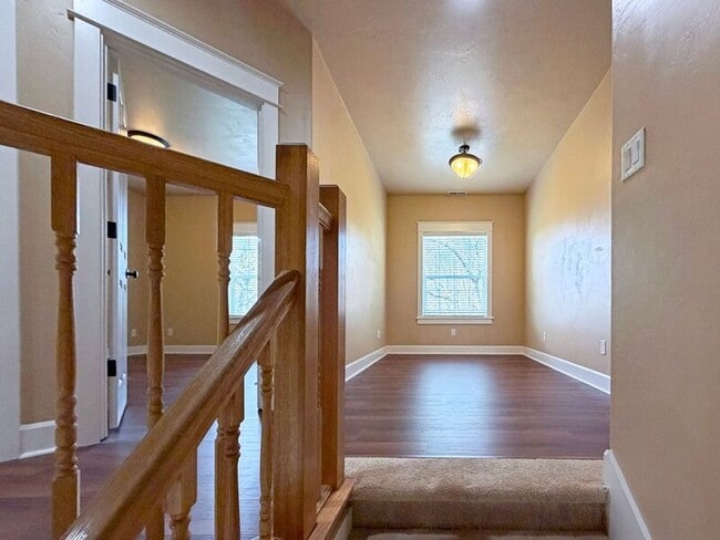 Building Photo - 520 Honeysuckle Ln