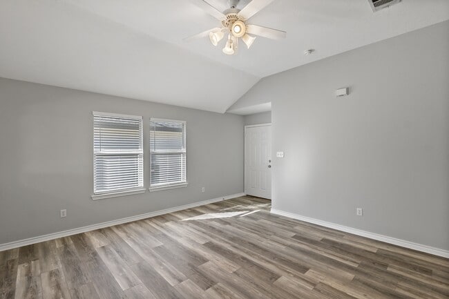 Building Photo - 1002 Crested Point Dr