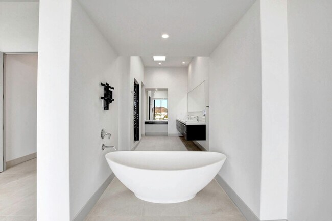 Building Photo - MacDonald Highlands Beauty With Awesome Views
