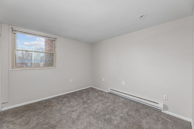 Building Photo - Recently renovated 1-bedroom suite