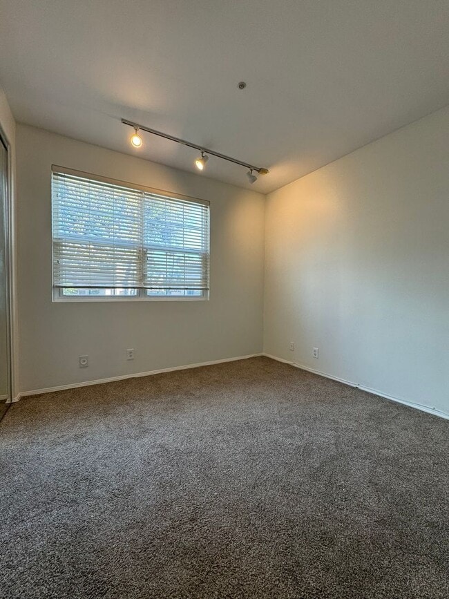 Building Photo - Spacious Tustin Condo with Private Patio
