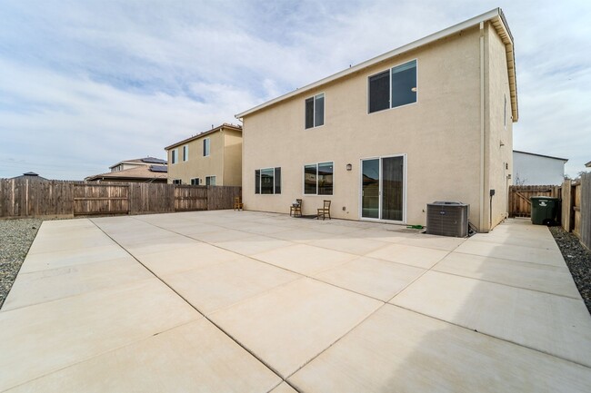 Building Photo - BEAUTIFUL 5BR 3BATH