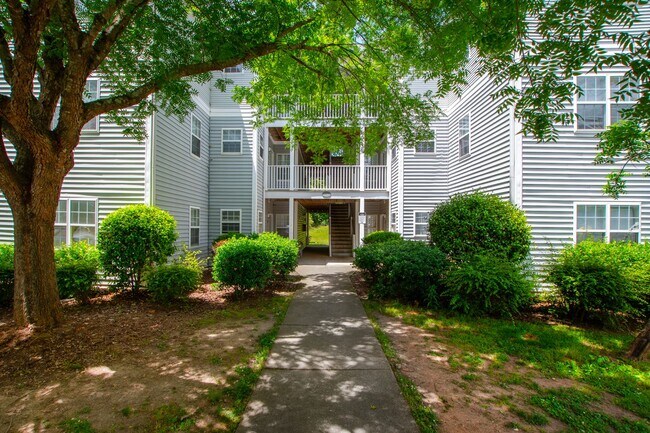 Building Photo - University Woods Retreat: 4 BR/4 Bath minutes to NCSU!