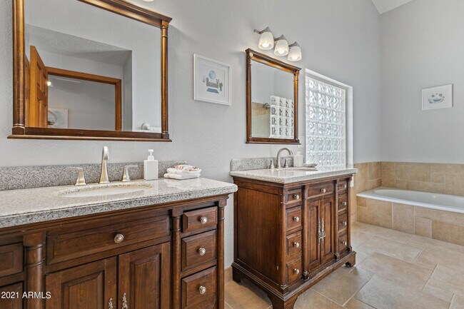 Building Photo - 5735 E Campo Bello Dr