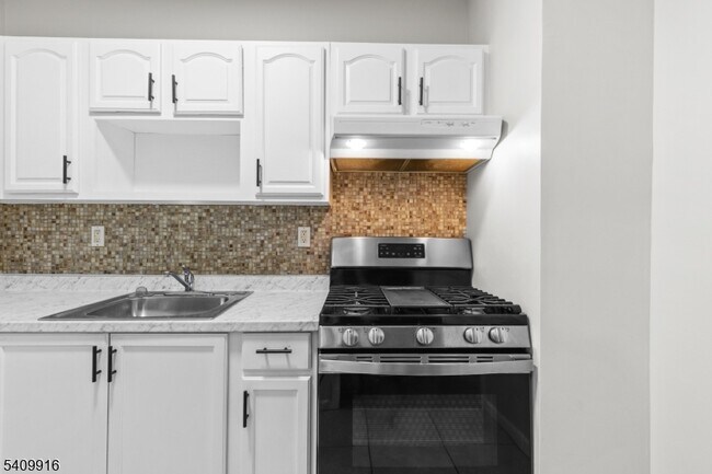 Building Photo - 336 Madison Ave