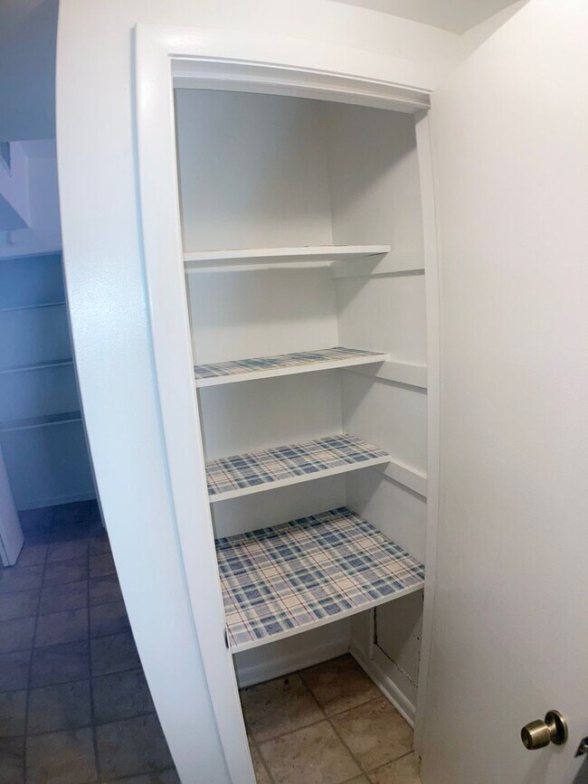 Building Photo - ***TWO WEEKS FREE*** Charming Home in Established Jacksonville Neighborhood