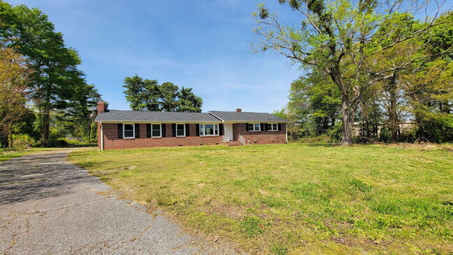 Building Photo - Spacious 3 Bedroom Home in District 6 – Re...