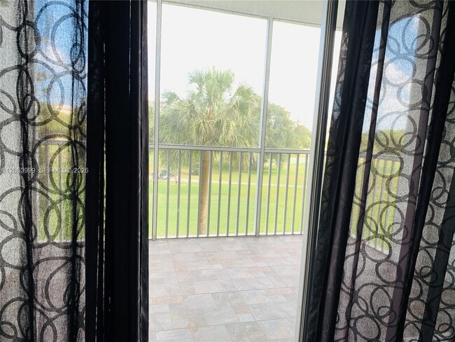 Building Photo - 2850 N Palm Aire Dr