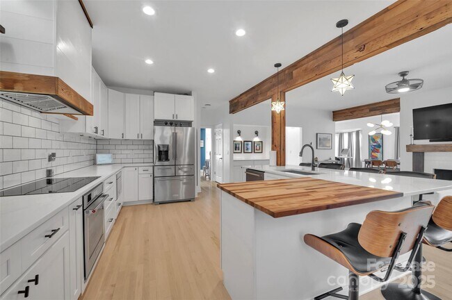 Building Photo - 15737 Agincourt Dr