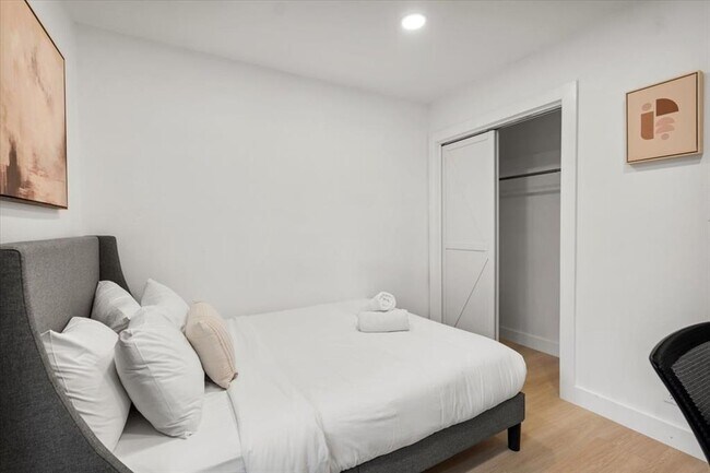 Building Photo - 9005 Balcones Club Dr