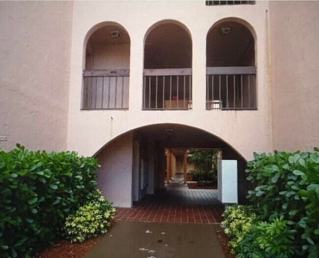 Building Photo - 1880 N Congress Ave