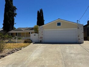 Building Photo - Meticulously Maintained Single-Story Home with Private Pool in Canterbury Village!
