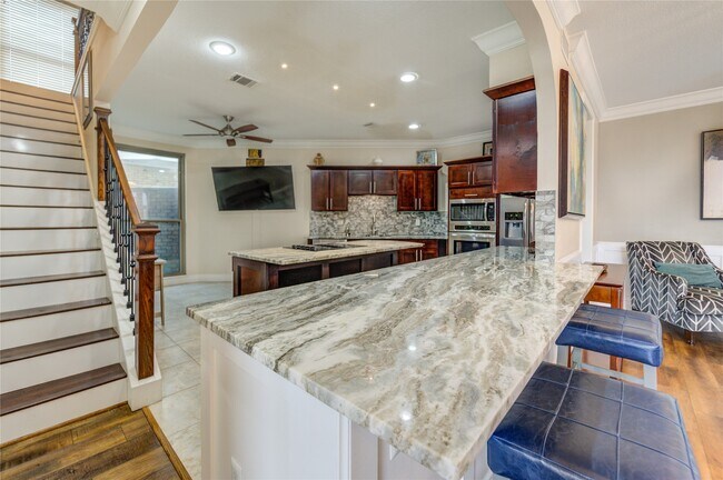 Building Photo - 2527 Potomac Dr