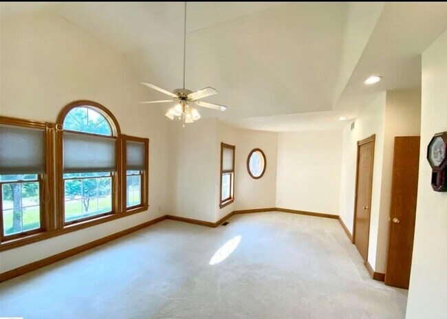 Building Photo - 1556 Shagbark St