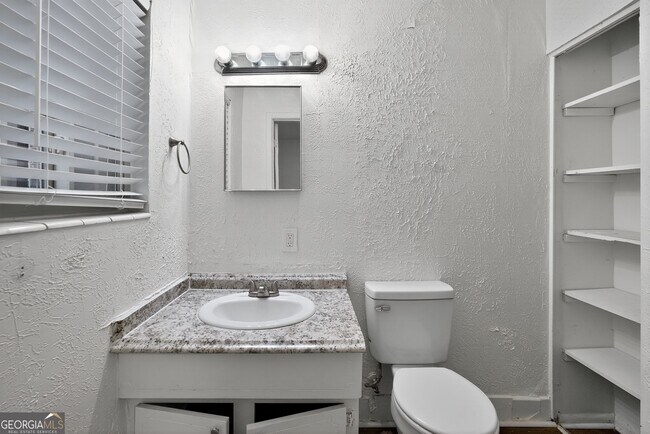 Building Photo - 2510 Peachwood Cir NE