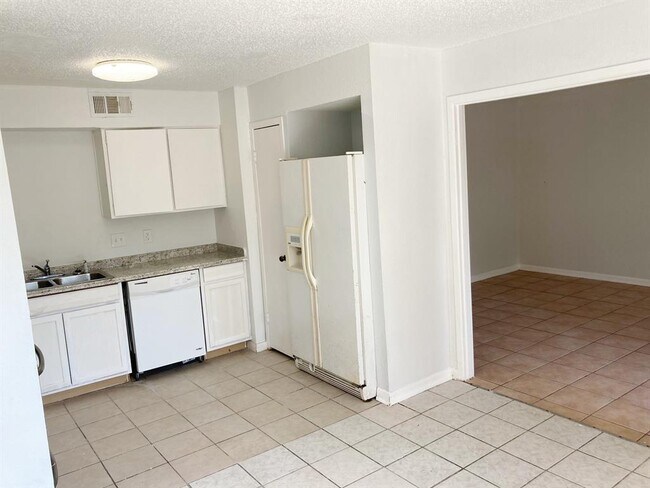 Building Photo - 5327 Pinewilde Dr