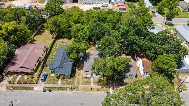 Building Photo - 632 University Ave