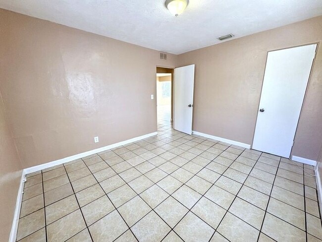 Building Photo - Charming 2-Bedroom Home in St. Petersburg'...