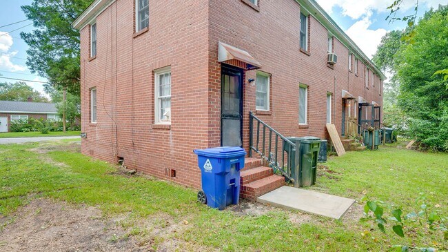Building Photo - 3 Bedroom 1 Bath Townhouse in Wagener Terrace - Charleston Peninsula