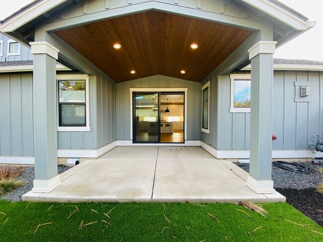 Building Photo - Craftsman Charm Meets Modern Luxury in Summit West
