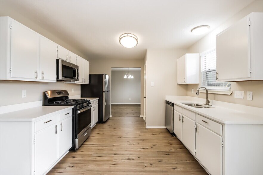 Building Photo - 6923 Echo Pines Dr
