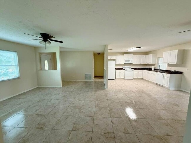 Building Photo - 134 SE Whitmore Dr