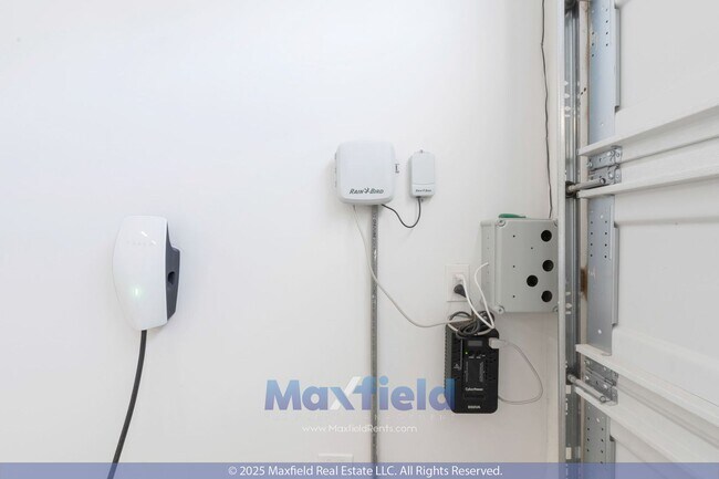 Building Photo - Modern EV Friendly Upgraded 5 BD 4 BA 3 GA...