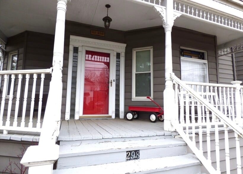 Building Photo - 298 Main St