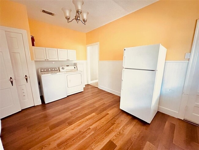 Building Photo - 916 E 37th St