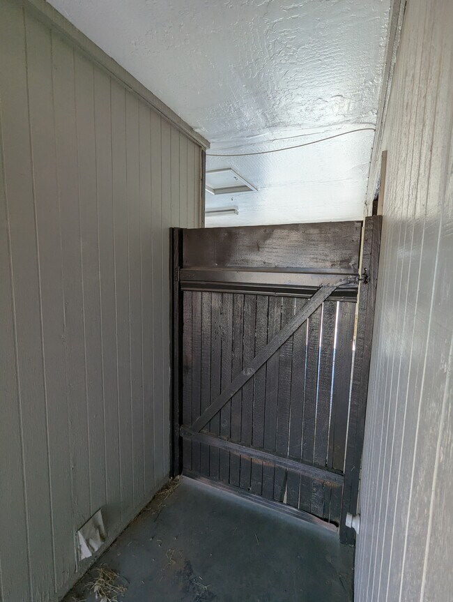 Building Photo - 563 N Santa Anna