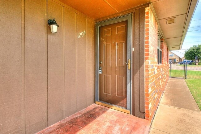 Building Photo - 1204 N Crawford Ave