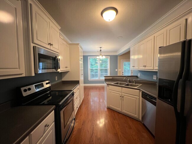 Building Photo - 1102 Highmoor Ln