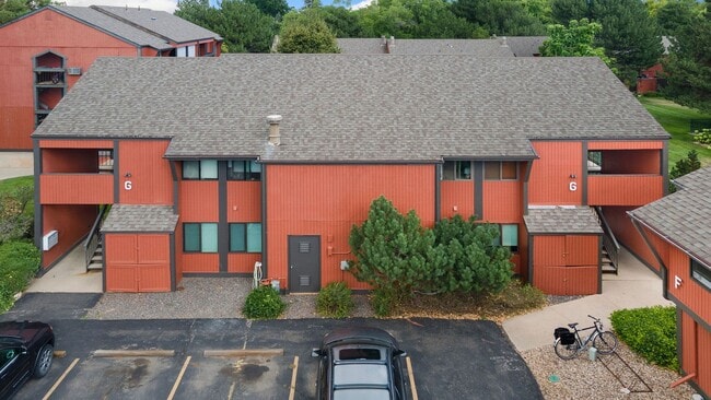 Building Photo - $250 OFF FIRST MONTHS RENT: 2 Bedroom, 1 Bathroom Apartment, trash, water, and hot water heat inc...