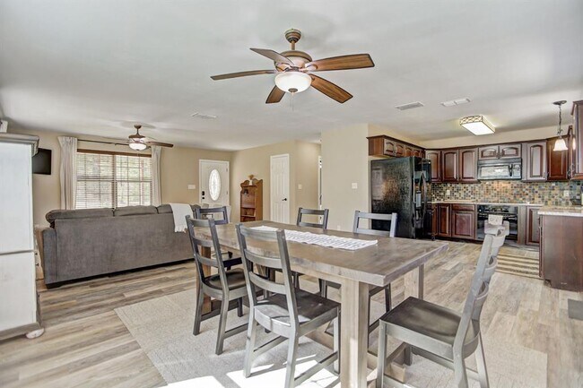 Building Photo - 460 Pine Tree Loop