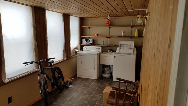 Building Photo - 118 Main St