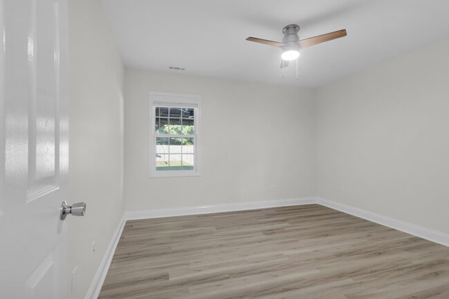 Building Photo - 204 Two Oaks Ct