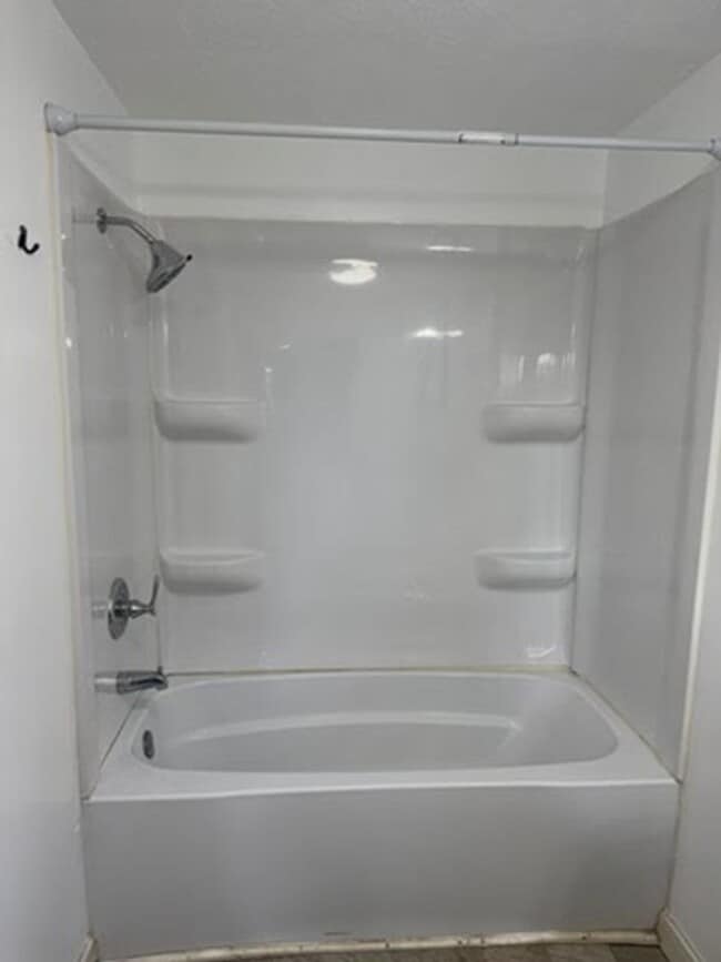 Building Photo - Remodeled 3-Bedroom, 2-Bathroom Home on – ...