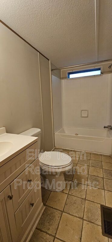 Building Photo - 3103 Cedarvale Rd