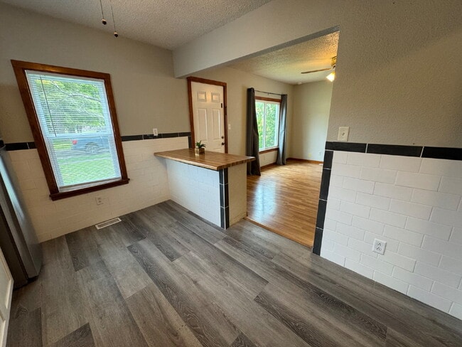 Building Photo - “It’s a Fresh Start” — Remodeled 1 Bed with Washer/Dryer Included