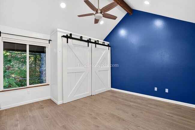 Building Photo - Updated 1BD/1BA Condo in Portland’s West Hills w/ Carport & Private Balcony