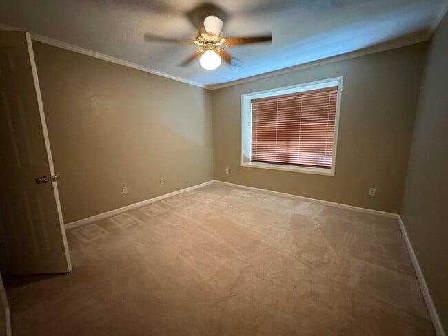 Building Photo - 460 Merlin Ct