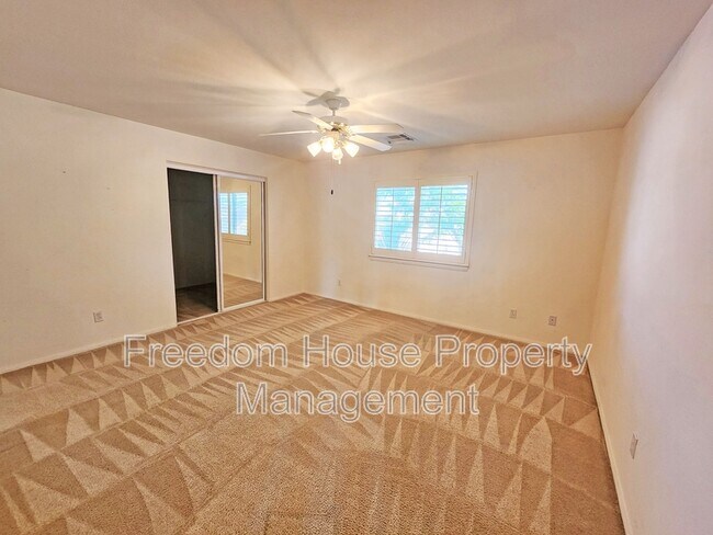 Building Photo - 380 Round Up Ct