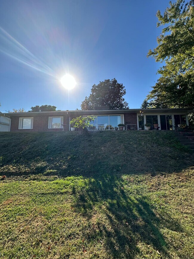 Building Photo - 1042 N Florissant Rd