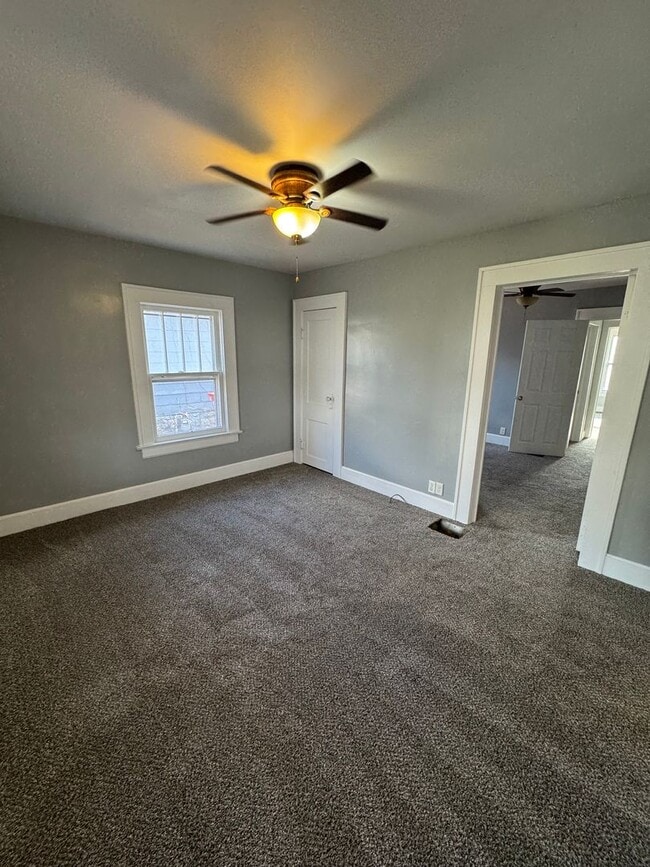 Building Photo - 3 bedroom/1 bath house