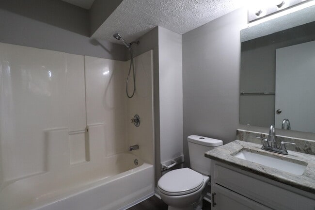 Building Photo - 402 Lakeview Dr