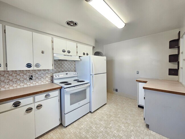 Building Photo - $1,900 - 3 Bed / 2 Bath Charming Rancher Home near the Downriver Golf Course