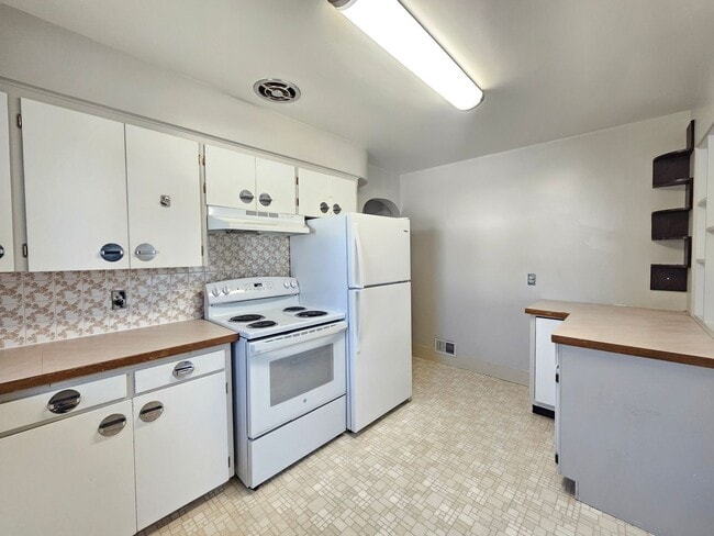 Building Photo - $2,000 - 3 Bed / 2 Bath Charming Rancher H...