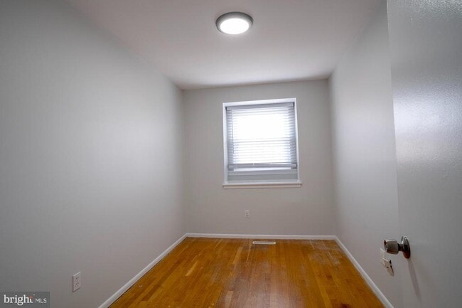 Building Photo - 933 Elm Rd