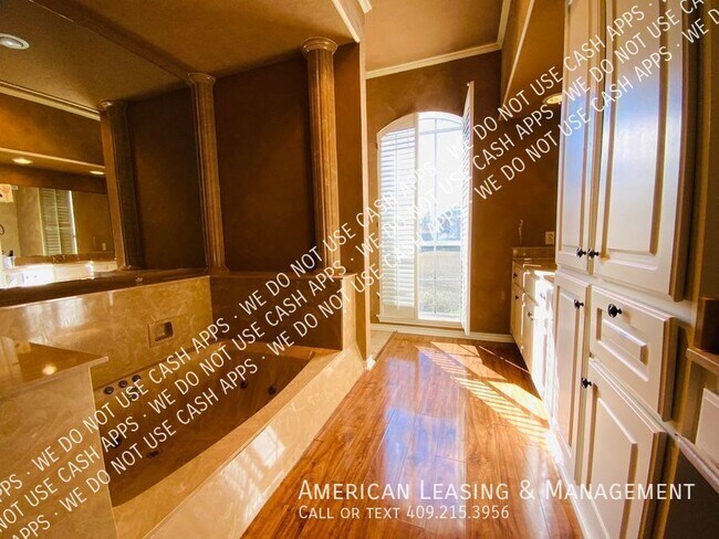 Building Photo - 4820 Edgewood Ln