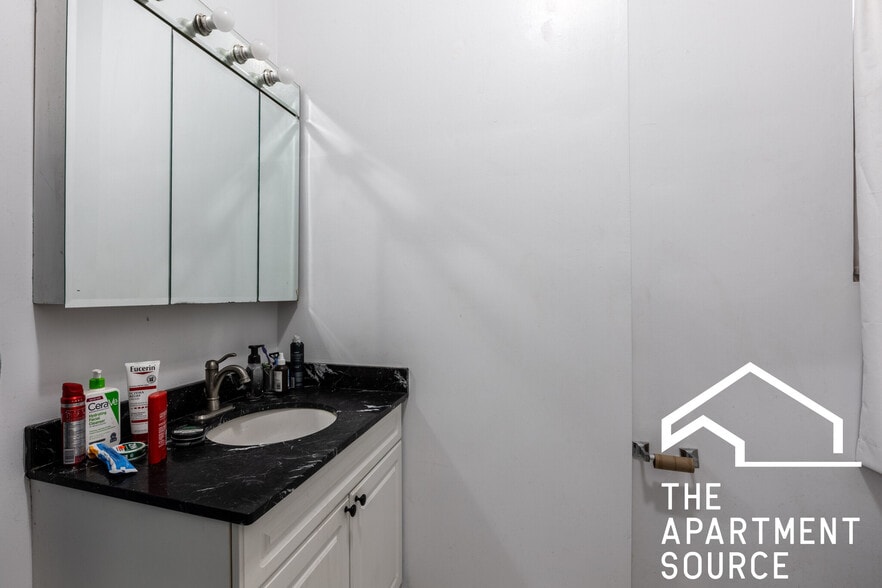 Building Photo - 2517 N Ashland Ave